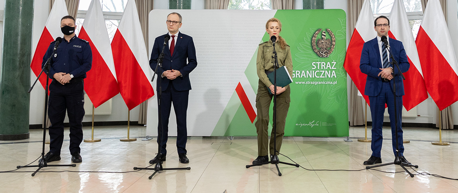 Deputy Minister Błażej Poboży and spokesmen for the services during the press conference.