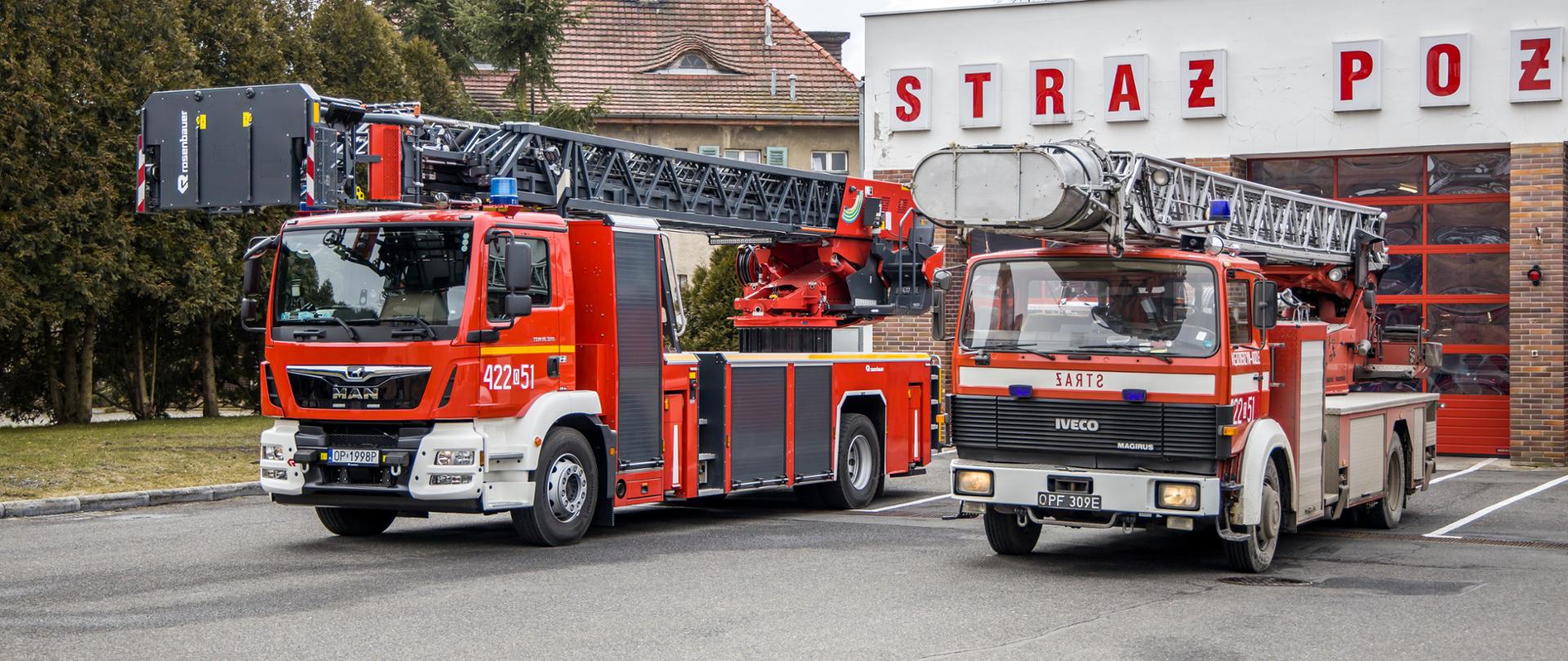 Na zdjęciu widoczna nowa drabina mechaniczna na podwoziu Man i stara drabina mechaniczna (do tej pory użytkowana) na podwoziu Iveco Magirus. Zdjęcie wykonane na placu JRG 2 Kędzierzyn-Koźle, gdzie drabiny stacjonują.