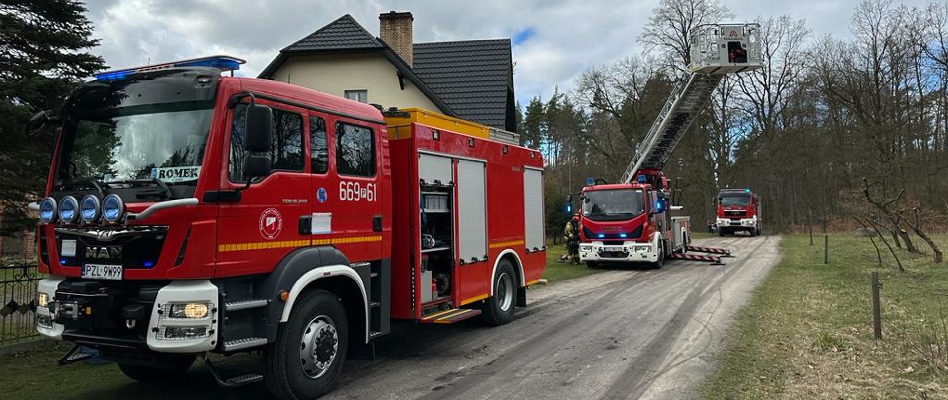 Na zdjęciu samochody strażackie na drodze
