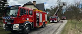 Na zdjęciu samochody strażackie na drodze