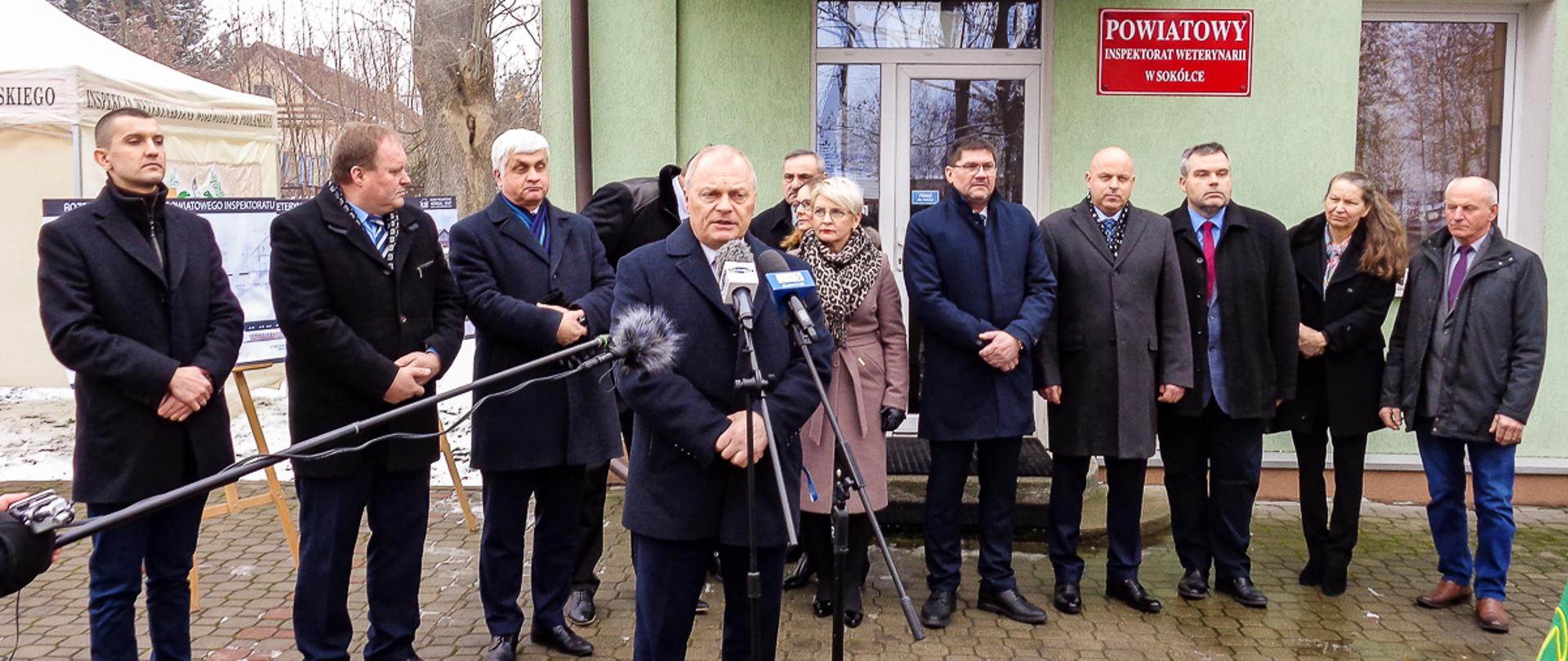 sekretarz stanu Lech Kołakowski podczas uroczystego przedstawienia planu rozbudowy Powiatowego Inspektoratu Weterynarii w Sokółce
