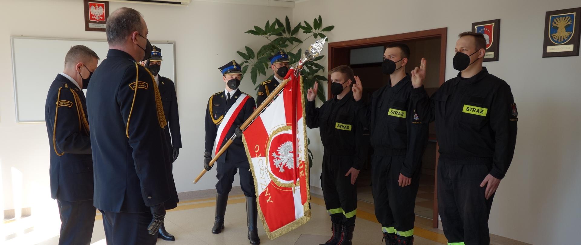 Na zdjęciu widzimy nowo przyjętych funkcjonariuszy podczas składania ślubowania na sztandar oraz poczet sztandarowy.