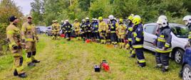 Zdjęcie przedstawia strażaków podczas odprawy i omówienie założeń ćwiczenia.