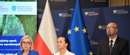 Na zdjęciu od lewej: Ministra klimatu i środowiska Paulina Hennig-Kloska, wiceministra Urszula Zielińska i zastępca prezesa zarządu NFOŚiGW Robert Gajda podczas konferencji prasowej nt. pakietu 9 działań wzmacniających bezpieczeństwo klimatyczne Polski, która odbyła się 24 czerwca 2026 r. w Warszawie