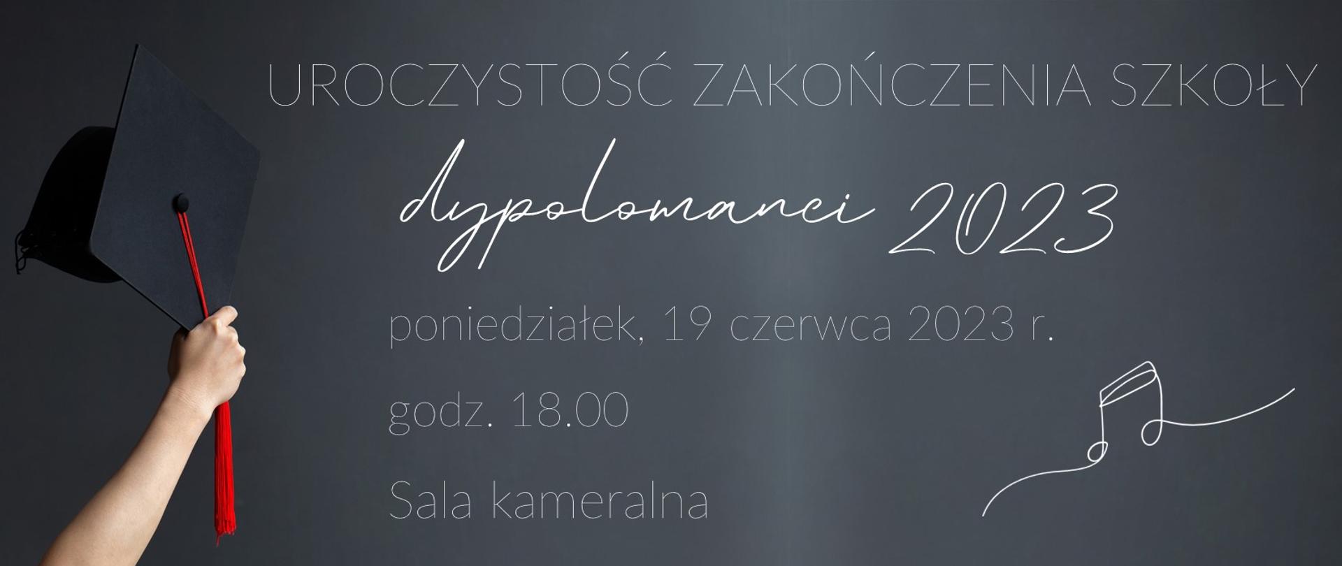 Plakat na szarym tle, po lewej dłoń trzymająca czapkę studencką. W centrum białe napisy - nazwa, data i miejsce wydarzenia. Po prawej biała grafika przedstawiająca nuty.