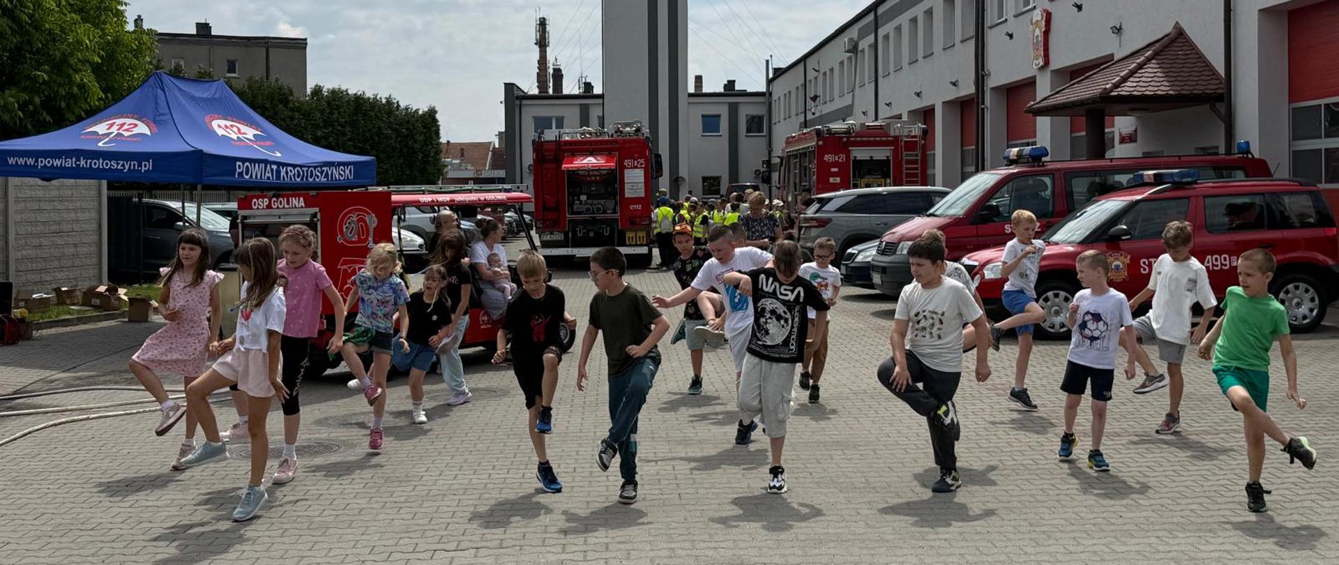 Zdjęcie przedstawia taniec dzieci na placu komendy, dzieci w podziękowaniu przygotowały krótką prezentację. 