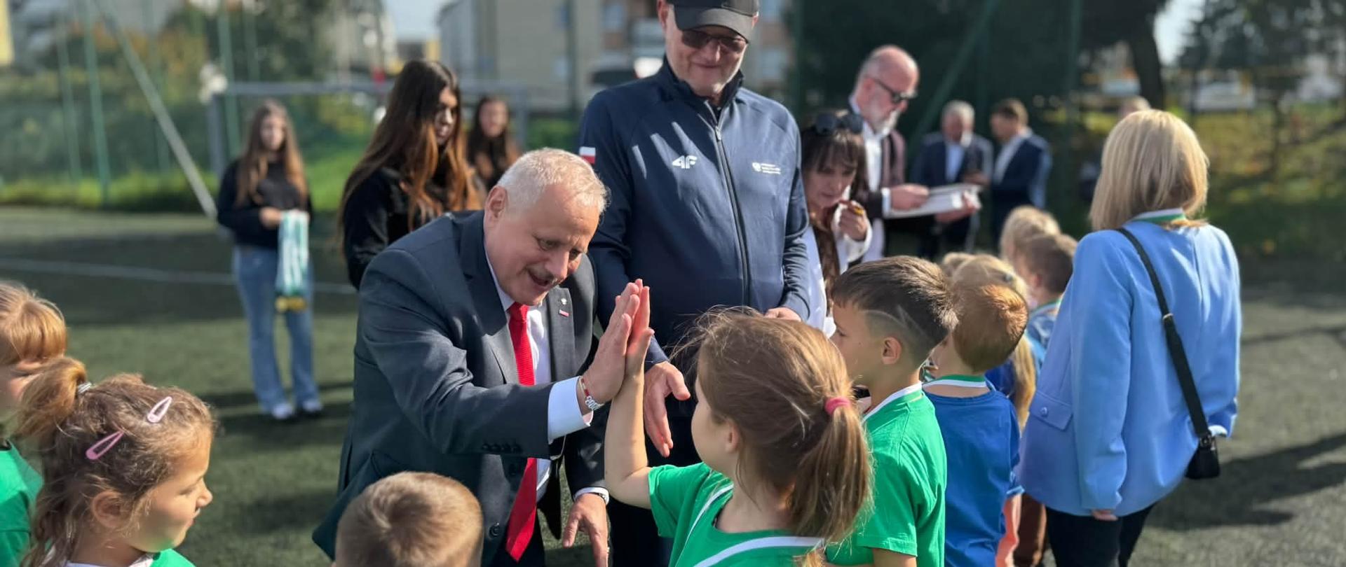 Wicewojewoda Zbigniew Szczypiński na Powiatowej Olimpiadzie Sportowej w Olsztynku