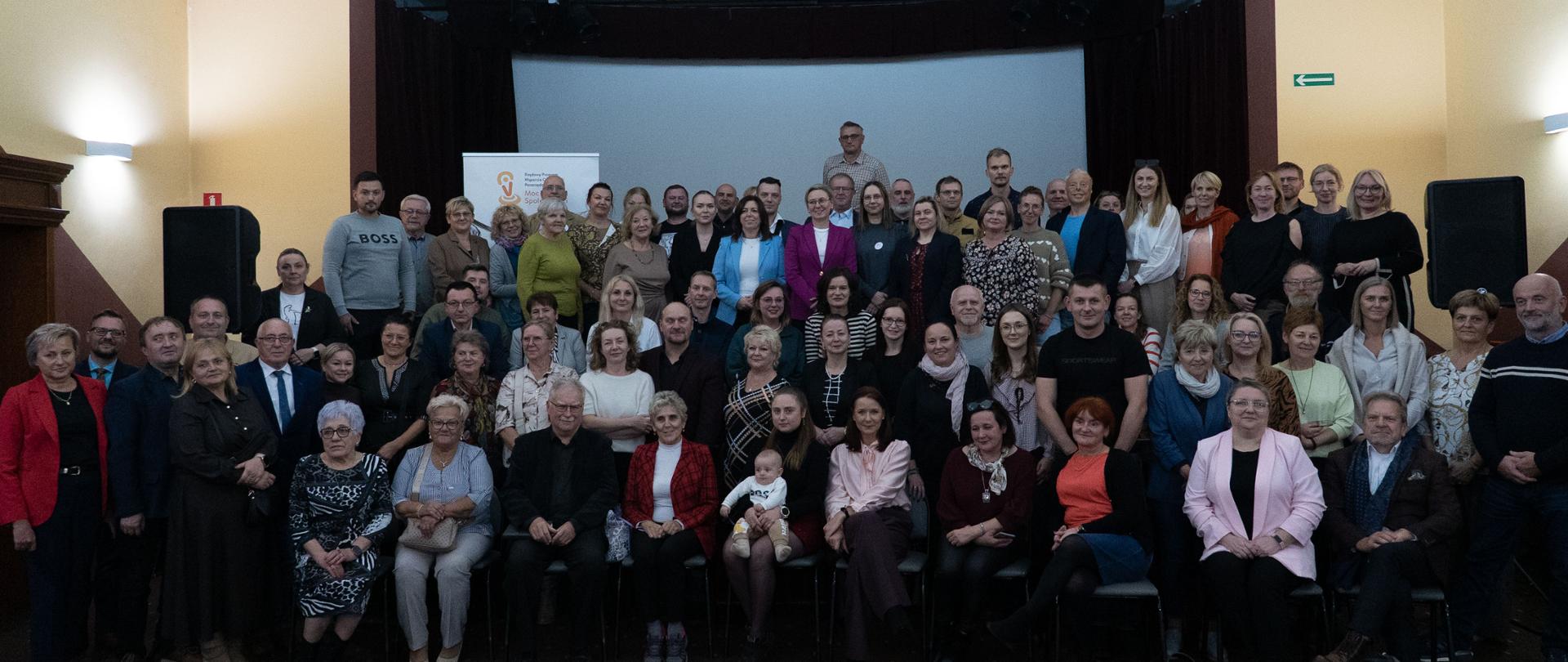 Zdjęcie grupowe. Uczestnicy wydarzenia pozują do wspólnego zdjęcia.