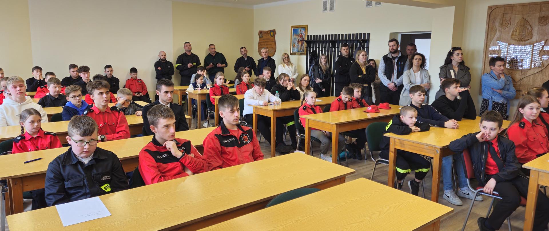 na zdjęciu dzieci i młodzież w Sali szkoleniowej w trakcie omawiania konkursu