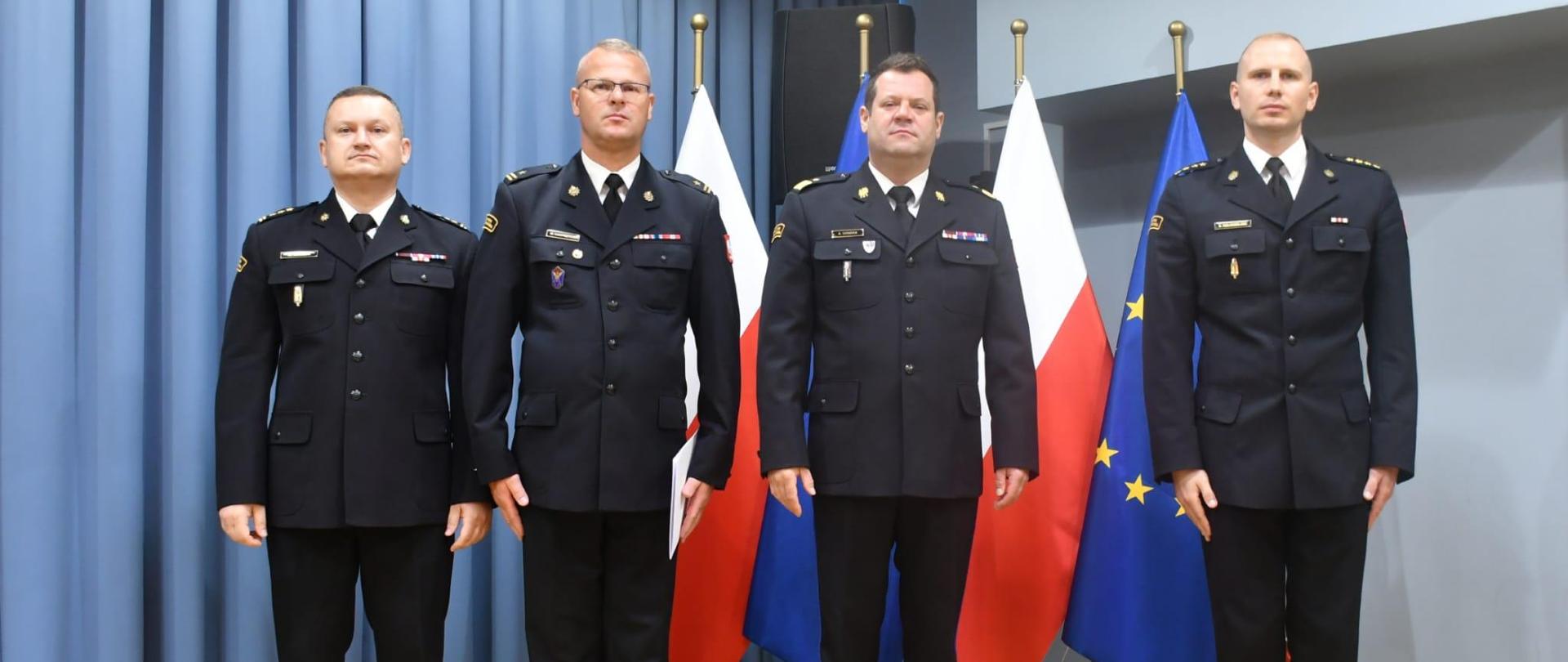 Czterech funkcjonariuszy stoi w szeregu