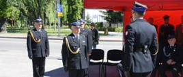 Dowódca uroczystości melduje zastępcy komendanta wojewódzkiego rozpoczęcie uroczystości.