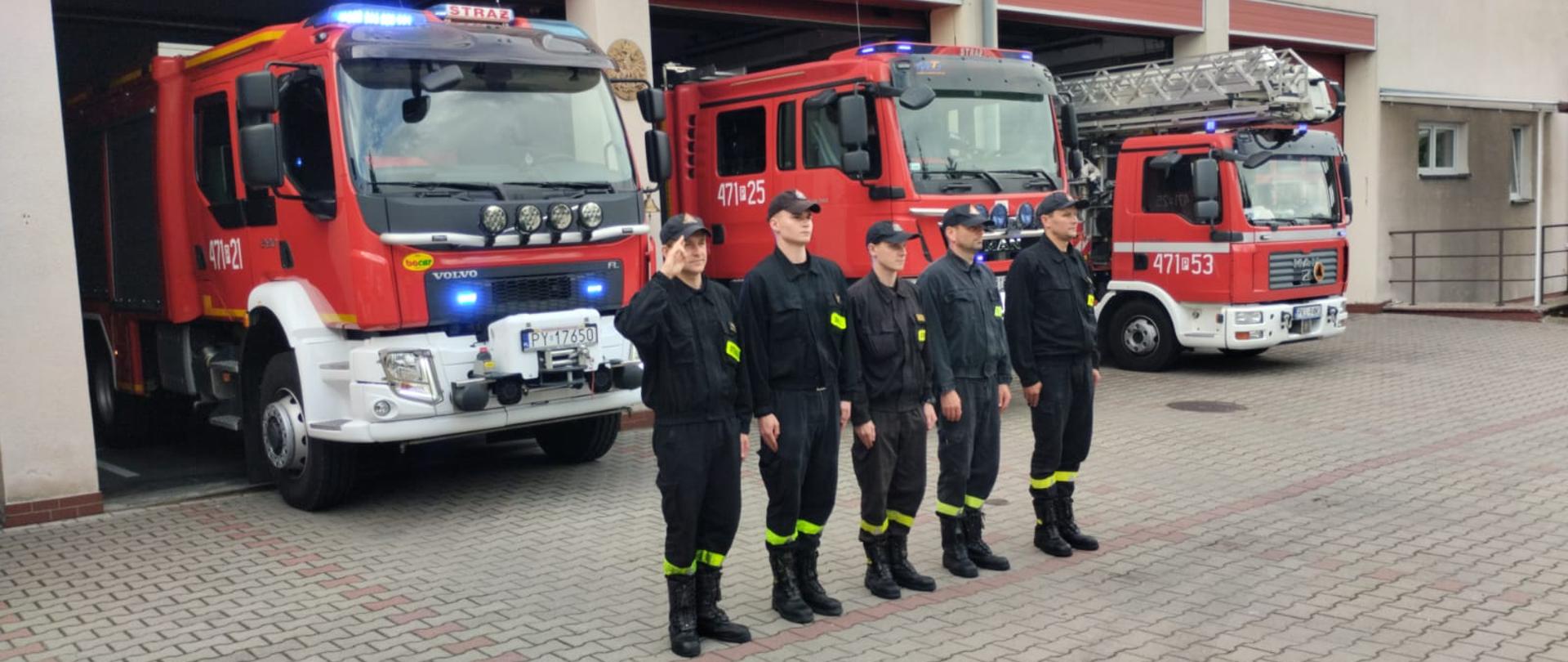 Strażacy z JRG Koło oddają hołd.