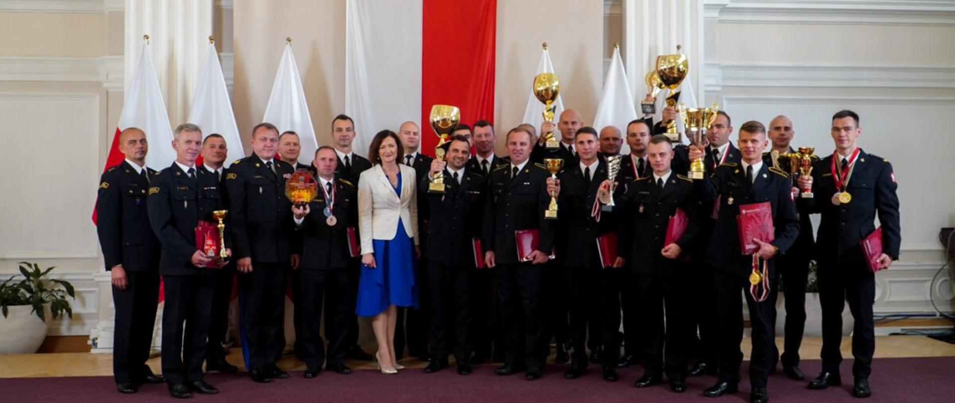 Wojewoda podkarpacki Ewa Leniart wraz z podkarpackimi strażakami