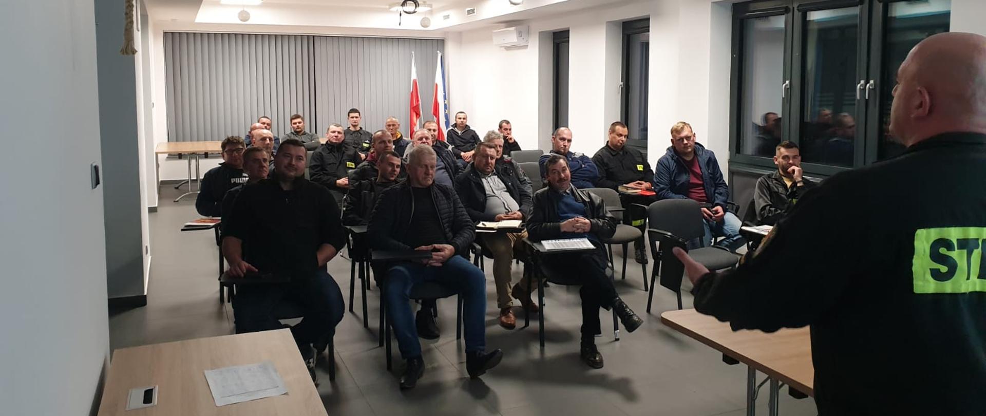 Na zdjęciu druhowie OSP na sali szkoleniowej