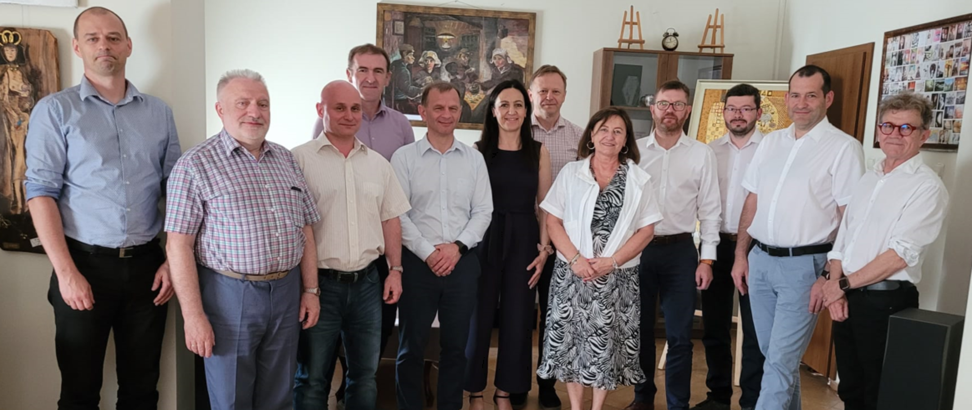 Zdjęcie przedstawia p.o. GGK Alicję Kulkę z członkami konwentu dziekanów wydziałów geodezji