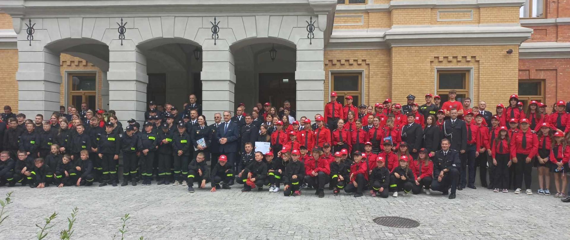 zdjęcie grupowe kilkudziesięciu osób 