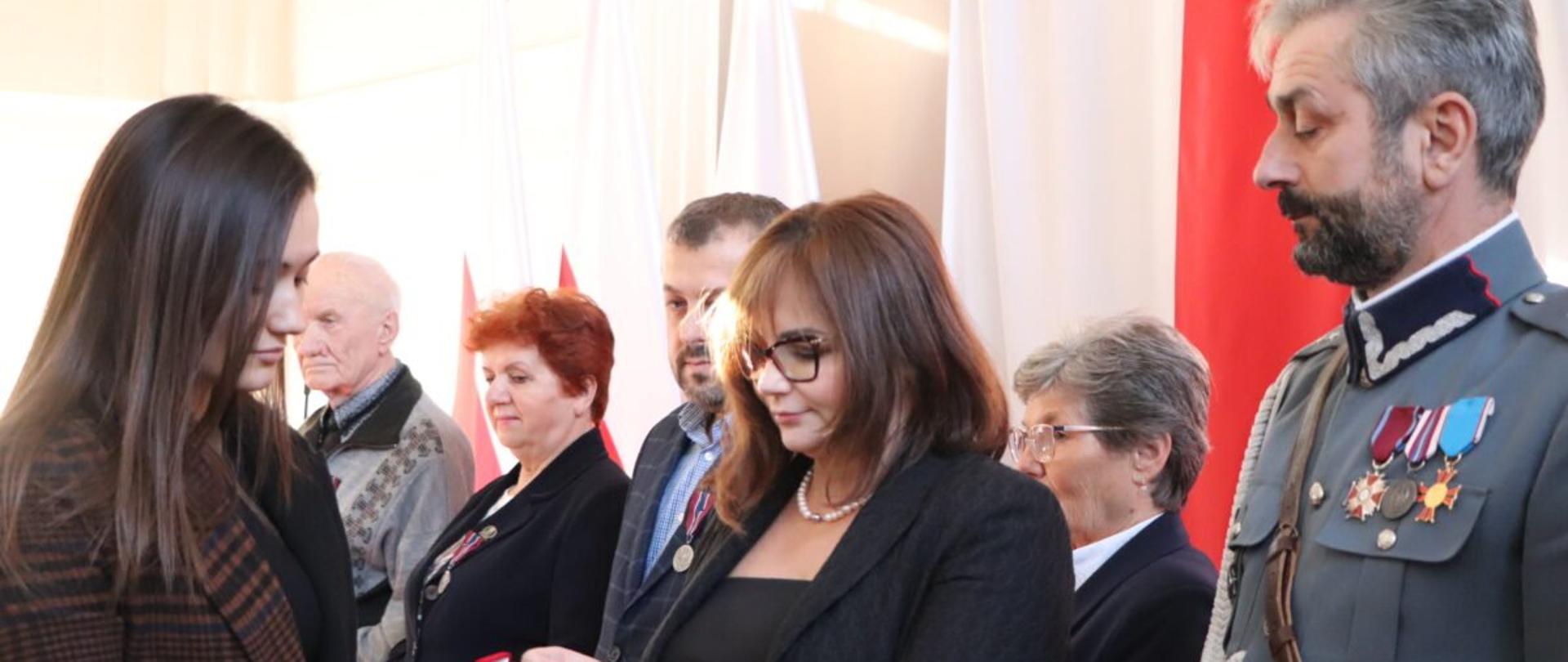 Wicewojewoda podkarpacki Jolanta Sawicka wraz z uczestnikami międzypokoleniowego spotkania upamiętniającego losy Zesłańców Sybiru
