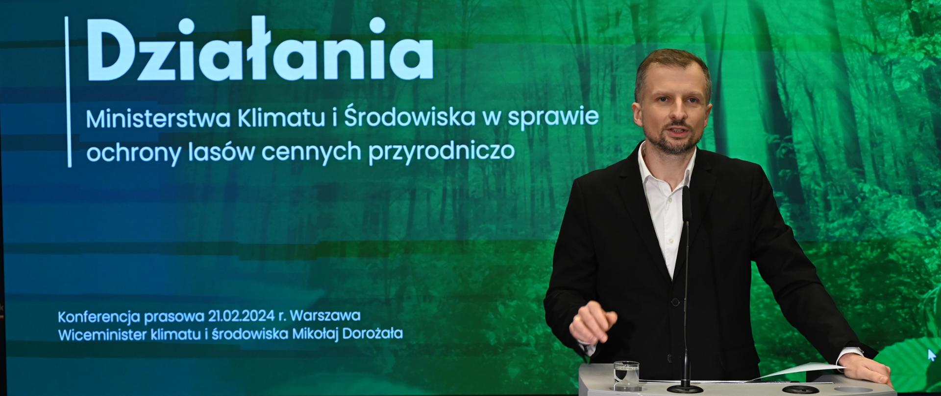 Konferencja prasowa wiceministra klimatu i środowiska Mikołaja Dorożały na temat ochrony lasów cennych przyrodniczo.