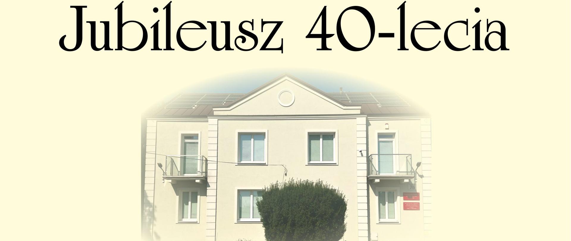 Plakat przedstawia zdjęcie budynku szkoły oraz informację,że obchody Jubileuszu odbędą się 7 kwietnia 2025 r. o godzinie 17:00. Msza św. odbędzie się 6 kwietnia o godzinie 10:00