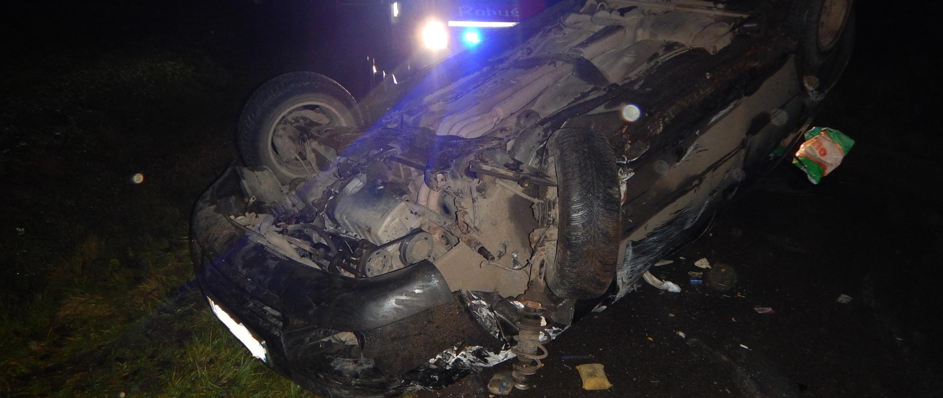 Zdjęcie przedstawia samochód osobowy po wypadku.