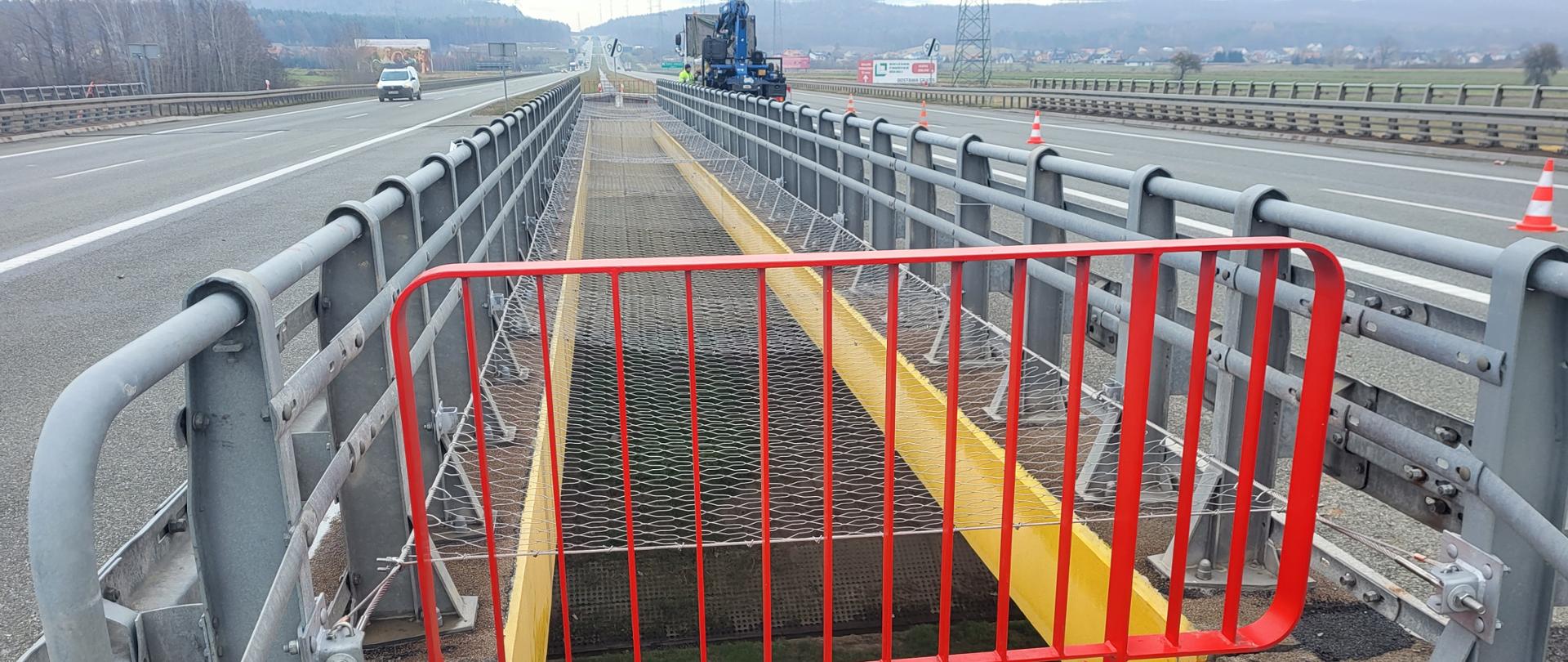 Zabezpieczenia obiektów mostowych - siatka zamontowana na prześwicie między dwoma wiaduktami po których biegną jezdnie drogi ekspresowej