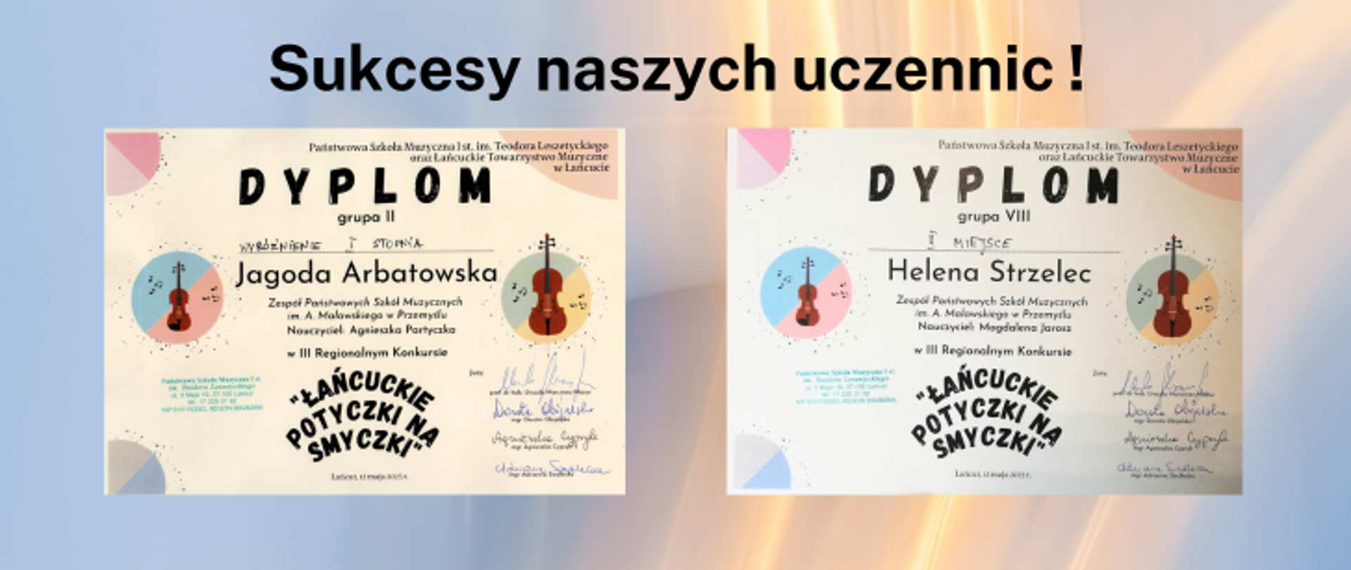 Na plakacie znajduje się informacja o sukcesach uczennic szkoły muzycznej. Centralnie u góry widnieje duży, pogrubiony napis: „Sukcesy naszych uczennic!”. Tło plakatu jest w pastelowych odcieniach błękitu i pomarańczowo-beżowych smug, co nadaje mu ciepły, pozytywny charakter. Na środku umieszczone są dwa dyplomy: Po lewej stronie znajduje się dyplom Jagody Arbatowskiej z grupy II, która otrzymała wyróżnienie I stopnia. Po prawej stronie widnieje dyplom Heleny Strzelec z grupy VIII za zdobycie II miejsca.
Oba dyplomy są przyznane w ramach VIII Regionalnego Konkursu „Łańcuckie Potyczki Smyczkowe”, organizowanego przez Państwową Szkołę Muzyczną I st. im. Teodora Leszetyckiego oraz Łańcuckie Towarzystwo Muzyczne w Łańcucie.
Na każdym dyplomie znajdują się kolorowe graficzne elementy ozdobne w rogach (okręgi, kropki i geometryczne kształty), w których widnieją ilustracje skrzypiec. Pośrodku znajduje się wyraźny napis „ŁAŃCUCKIE POTYCZKI SMYCZKOWE” stylizowany na stempel.
Widoczne są także logotypy organizatorów oraz podpisy komisji konkursowej i nauczycieli. Plakat w całości ma charakter promocyjny i celebruje osiągnięcia uczennic