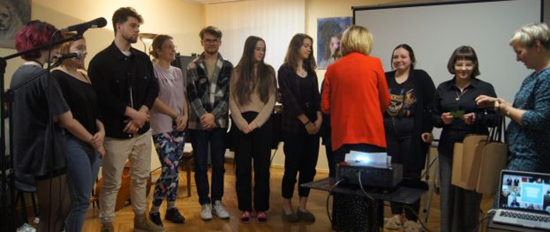 Zdjęcie wykonane w auli Państwowej Bursy Szkół Artystycznych, przedstawia zdjęcie maturzystów z 2022 roku. 