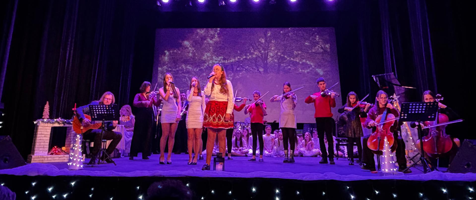 zespół instrumentalny z wokalistami