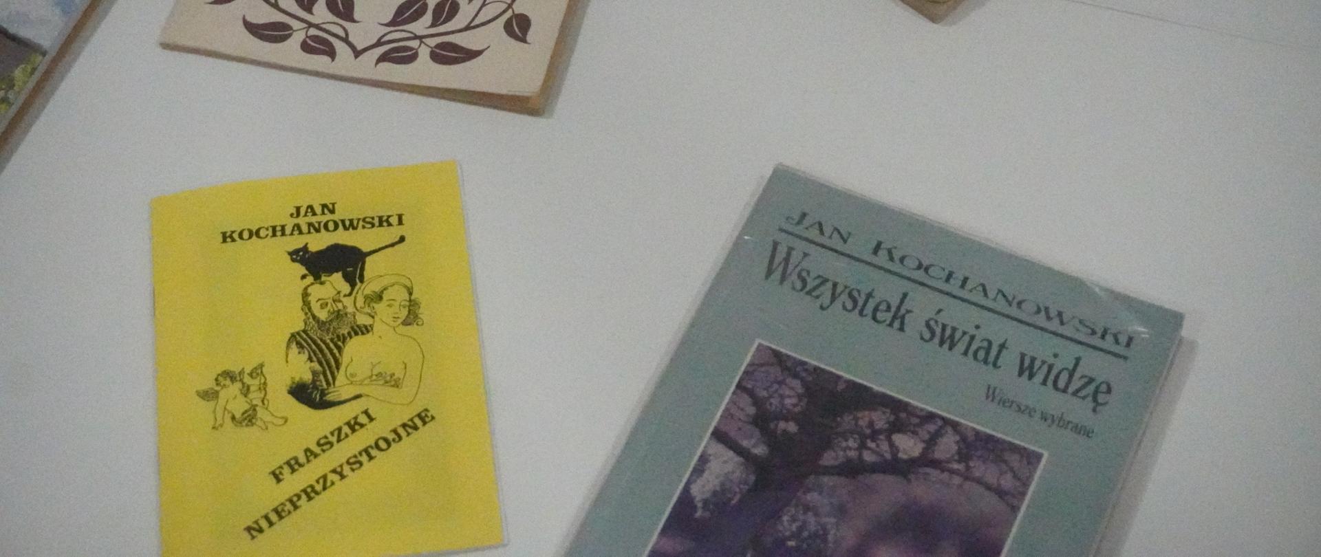 Na stole leżą dzieła Jana Kochanowskiego: Wybór poezji, Fraszki, Odprawa posłów greckich.