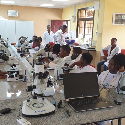 zajęcia w laboratorium fot. Fundacja Nauka dla Rozwoju