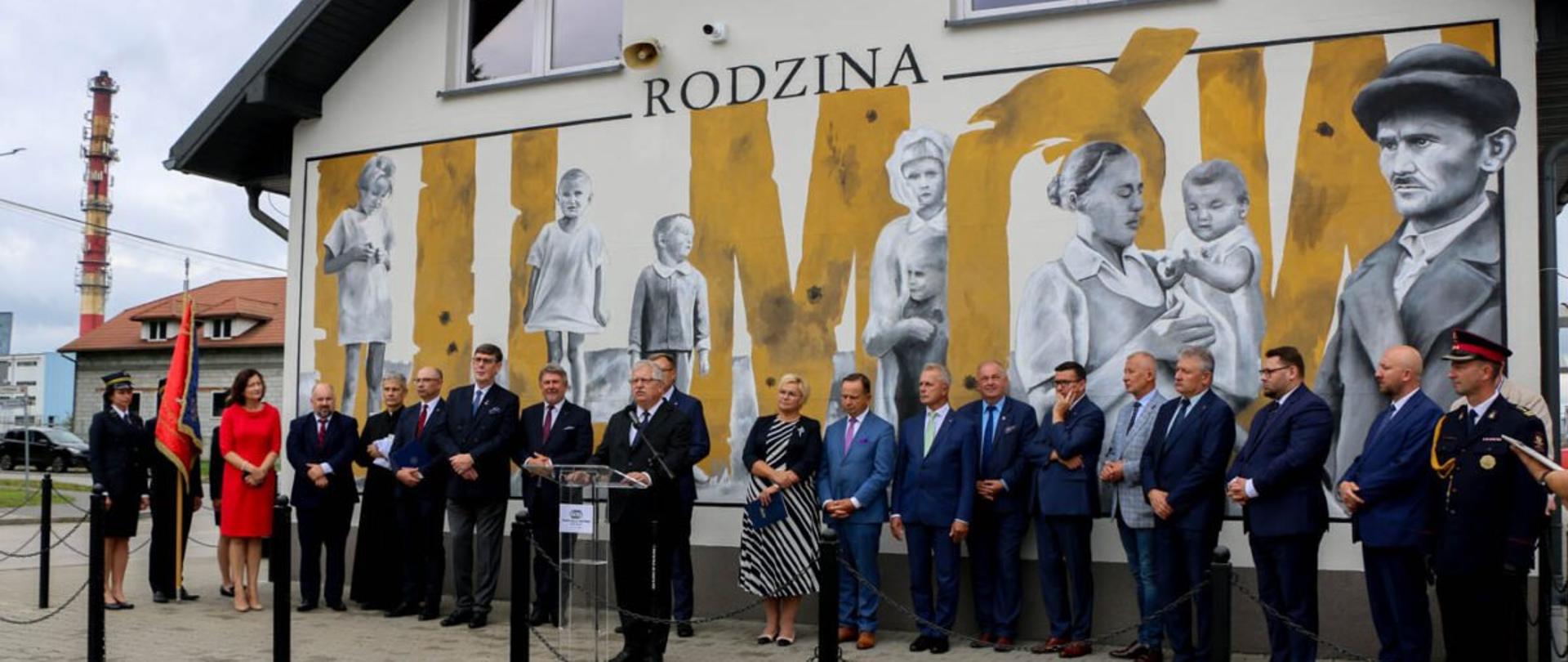 Uczestnicy uroczystości z okazji nadania imienia Rodziny Ulmów dworcowi w Łańcucie