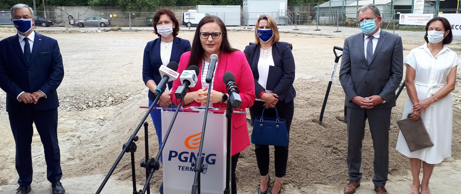 Na zdjęciu minister Małgorzata Jarosińska-Jedynak i uczestnicy konferencji dotyczącej rozpoczęcia budowy elektrociepłowni w Przemyślu.