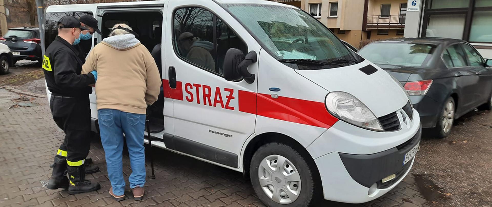 Strażacy pomagają dotrzeć Seniorom do punktów szczepień. 