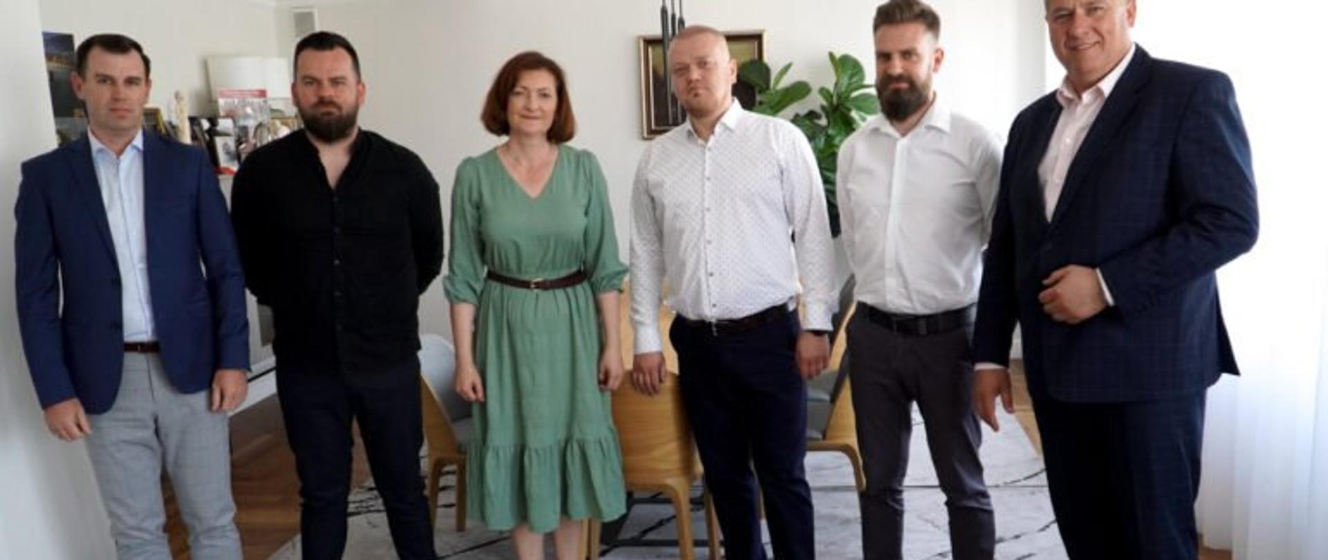 Wojewoda podkarpacki Ewa Leniart oraz mieleccy ratownicy medyczni we wnętrzu gabinetu wojewody