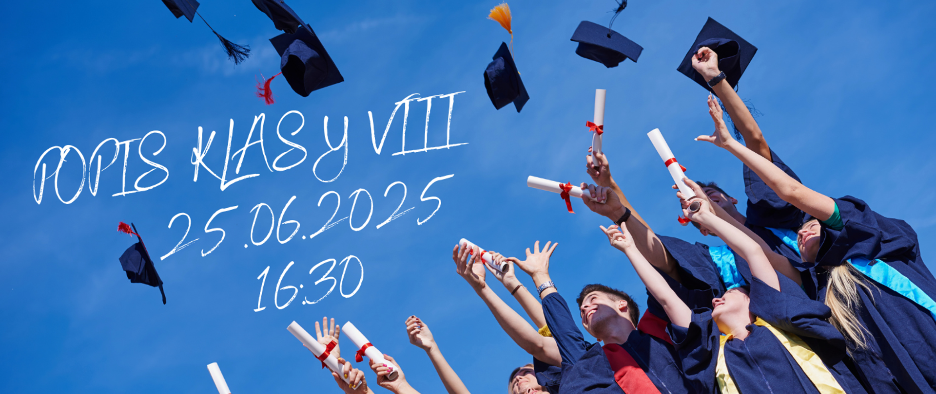 Na niebieskim tle absolwenci rzucający czapki do góry oraz informacja: Popis klasy VIII 25.06.2025r. godz. 16.30