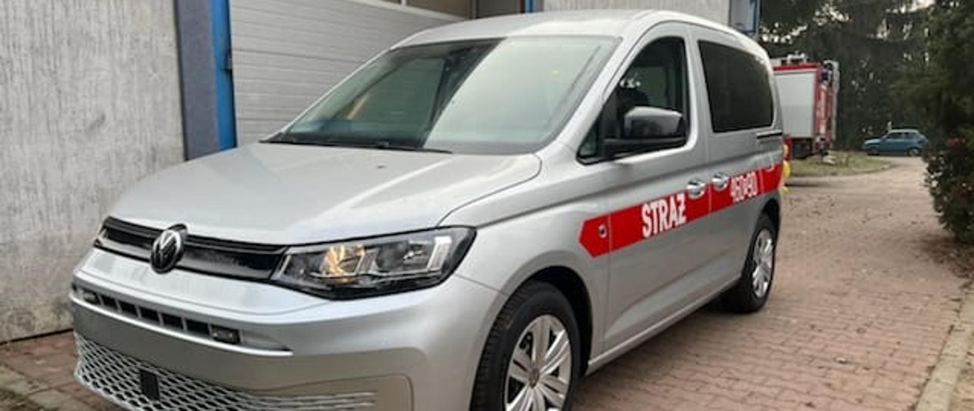 widoczny nowy lekki samochód operacyjny dla KP PSP w Kępnie.