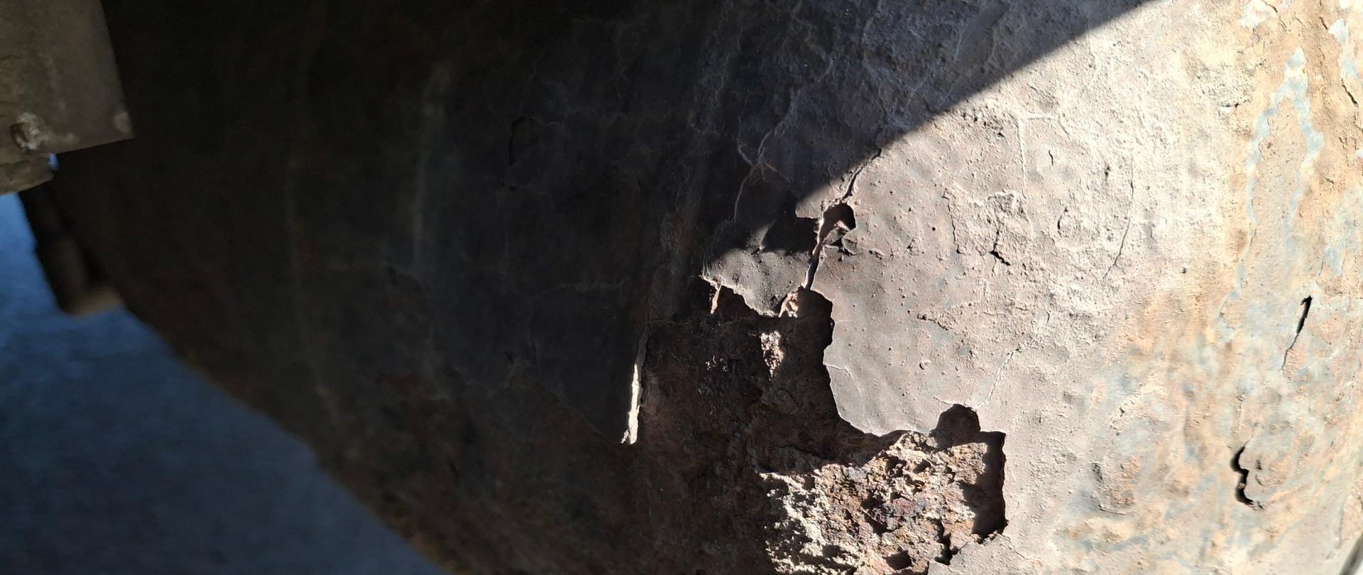  Poważna rdza i łuszczenie się na zbiorniku powietrza. Jest to krytyczna kwestia bezpieczeństwa, ponieważ zbiorniki powietrza są pod wysokim ciśnieniem, a rozległa korozja może doprowadzić do katastrofalnej awarii. Integralność zbiornika jest poważnie naruszona.