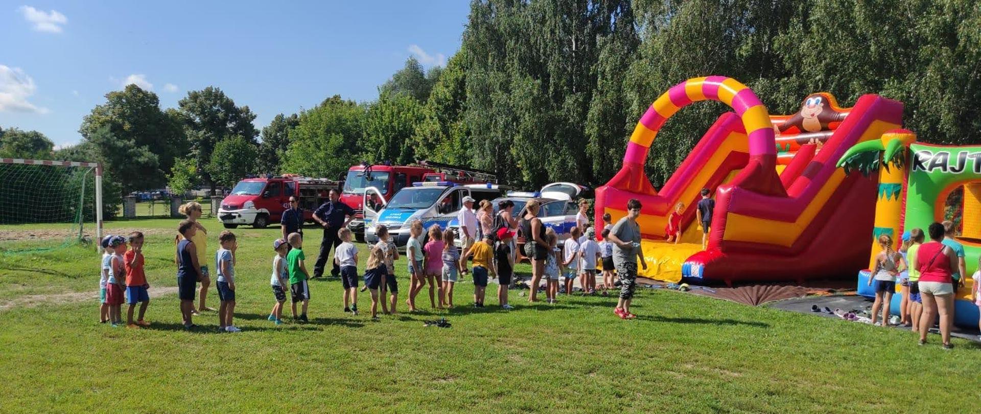 dzieci przy dmuchanej zjeżdżalni