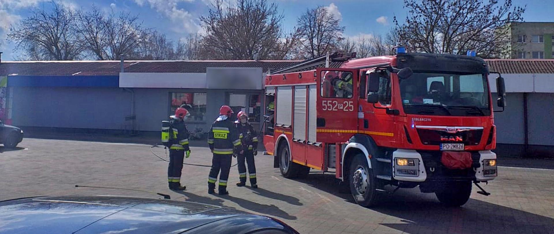 Na zdjęciu widać pojazd PSP oraz ratowników zabezpieczających miejsce zdarzenia.