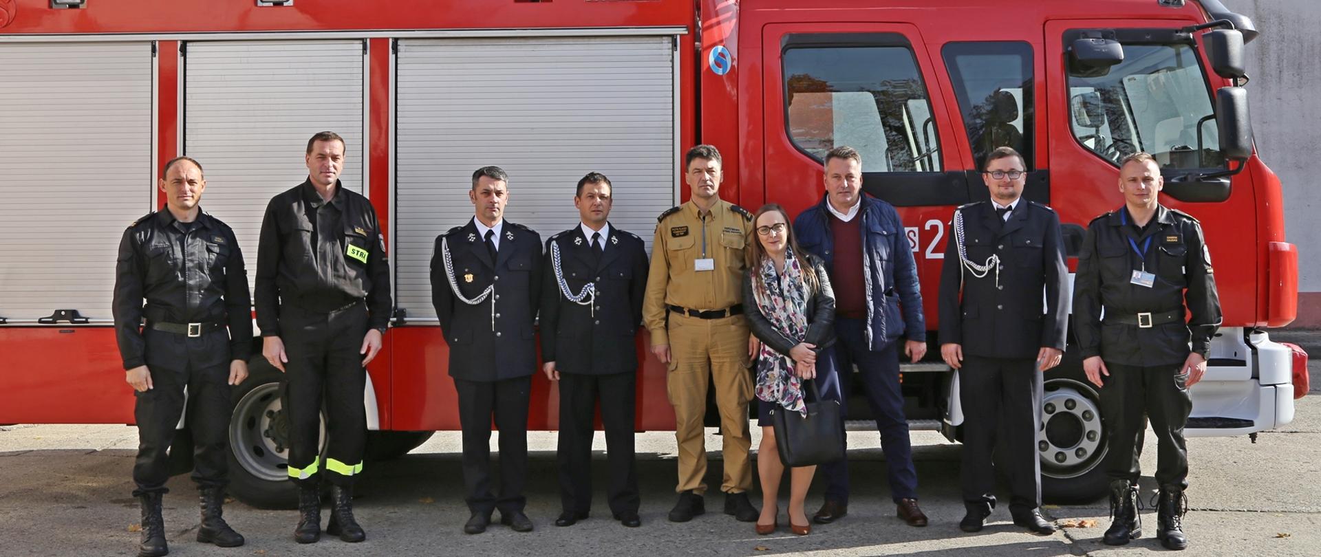 
Przekazanie samochodu specjalnego GBA 2,5/16 z CS PSP w Częstochowie do Ochotniczej Straży Pożarnej w Przychojcu - Komendanci Szkoły wraz z kadrą i przedstawicielami OSP na tle samochodu