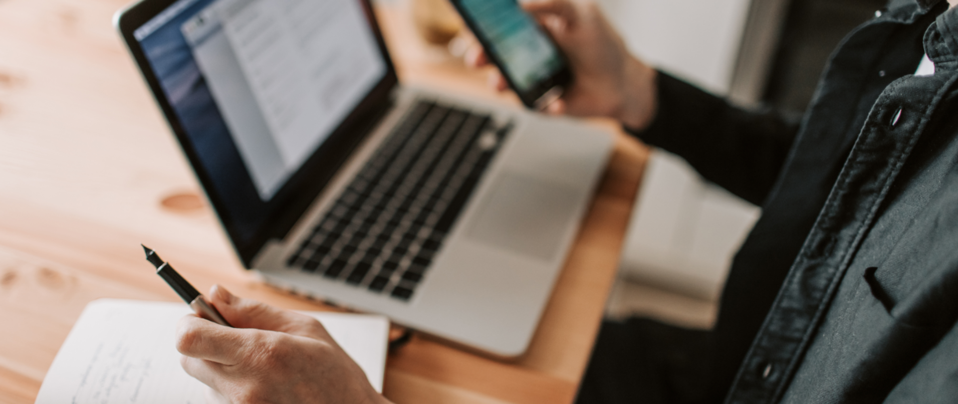 Mężczyzna z laptopem i telefonem