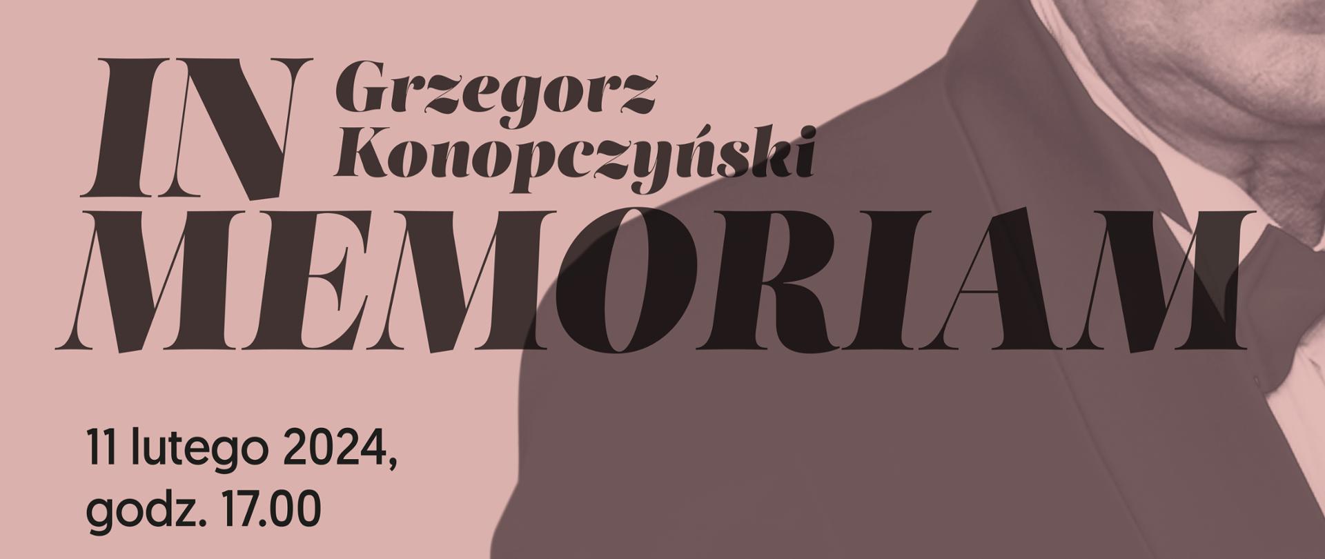 Plakat koncertu orkiestry Camerata Stargard pod batutą Szymona Wyrzykowskiego - Grzegorz Konopczyński in memoriam w dniu 11 lutego 2024 o godzinie 17.00 w Stargardzkim Centrum Kultury. Na plakacie, którego tło jest w kolorze pudrowego różu, znajduję się czarno-białe zdjęcie Grzegorza Konopczyńskiego w garniturze patrzącego przed siebie. 