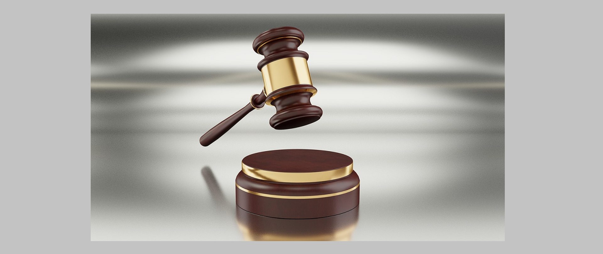 drewniany młotek sędziowski