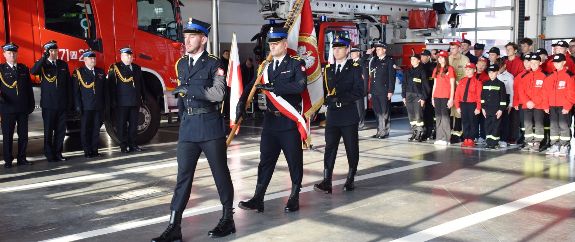 Uroczysty apel z okazji wręczenia promes Młodzieżowym Drużynom Pożarniczym
