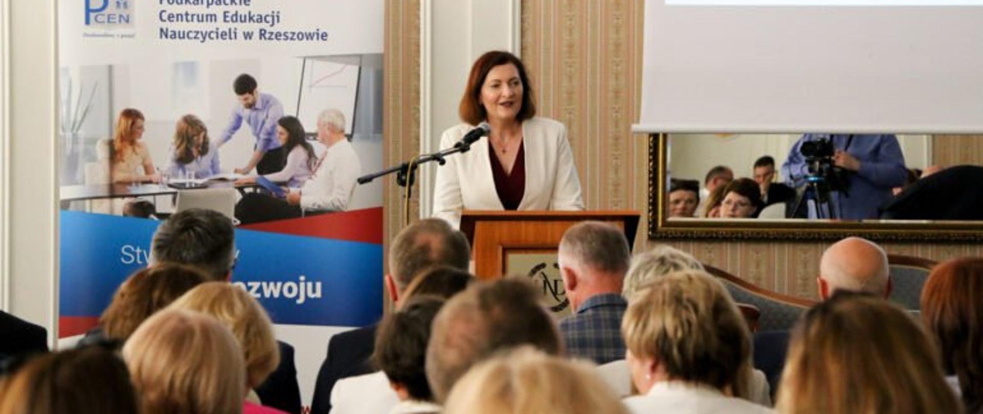 Wojewoda podkarpacki Ewa Leniart podczas przemówienia otwierającego konferencję II Ogólnopolskiego Forum Doskonalenia Kadr Oświaty