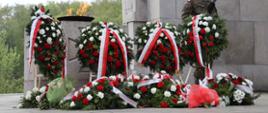 Wieńce przed Pomnikiem Czynu Powstańczego