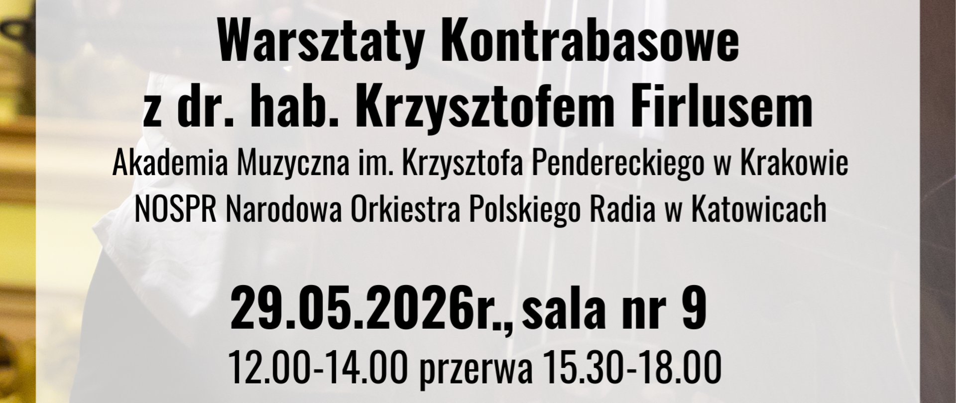 Głównym elementem graficznym jest fotografia wypełniająca całe tło, przedstawiająca muzyka (dr. hab. Krzysztofa Firlusa) grającego na kontrabasie. Mężczyzna z krótką brodą, ubrany w elegancką białą koszulę z plisami, trzyma smyczek i z delikatnym uśmiechem spogląda w górę. Tło za nim to rozmyte, złociste wnętrze z detalami przypominającymi bogate zdobienia lub piszczałki organów w sali koncertowej. W lewym górnym rogu znajduje się czarne logo Państwowej Szkoły Muzycznej I i II stopnia im. Fryderyka Chopina w Opolu z profilem kompozytora. W dolnej połowie plakatu umieszczono poziomy, półprzezroczysty, biały prostokąt, na którym wyśrodkowano czarny tekst.