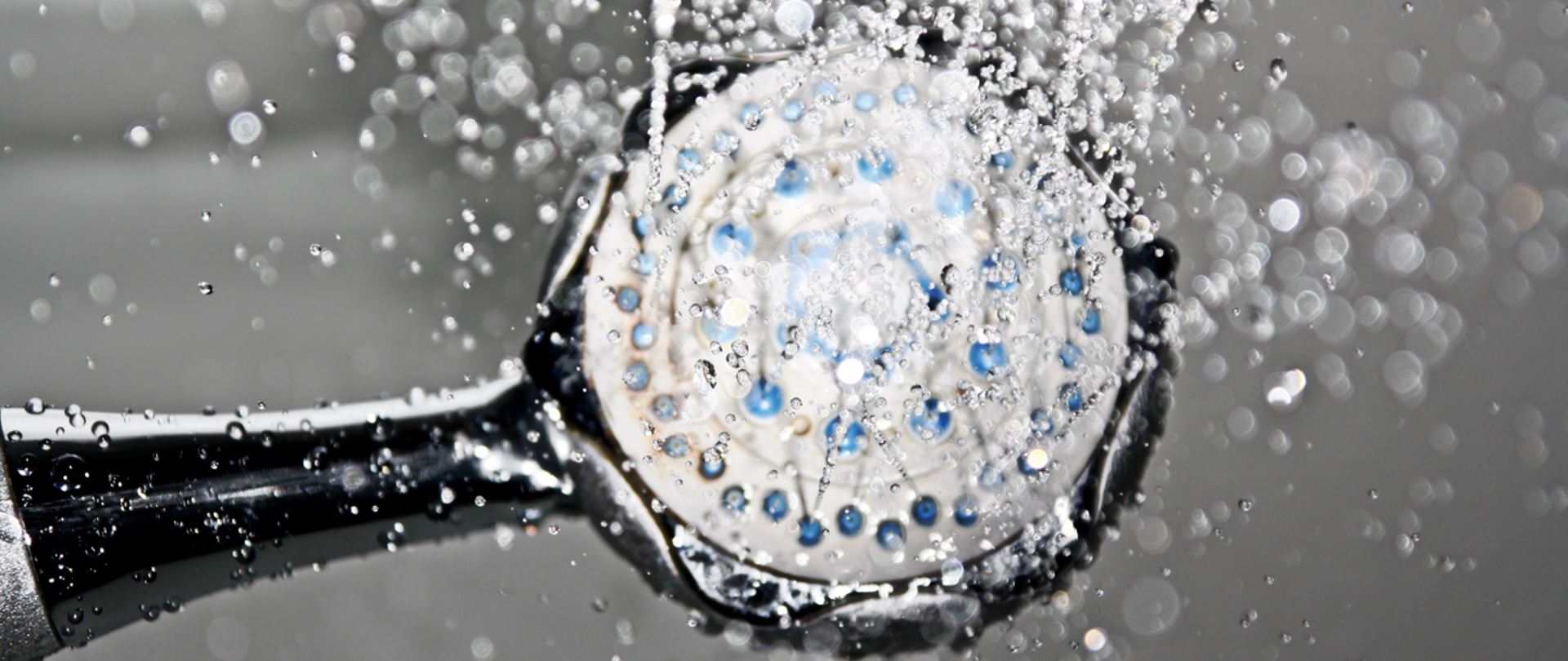 Legioneloza - słuchawka od prysznica z włączoną wodą do góry