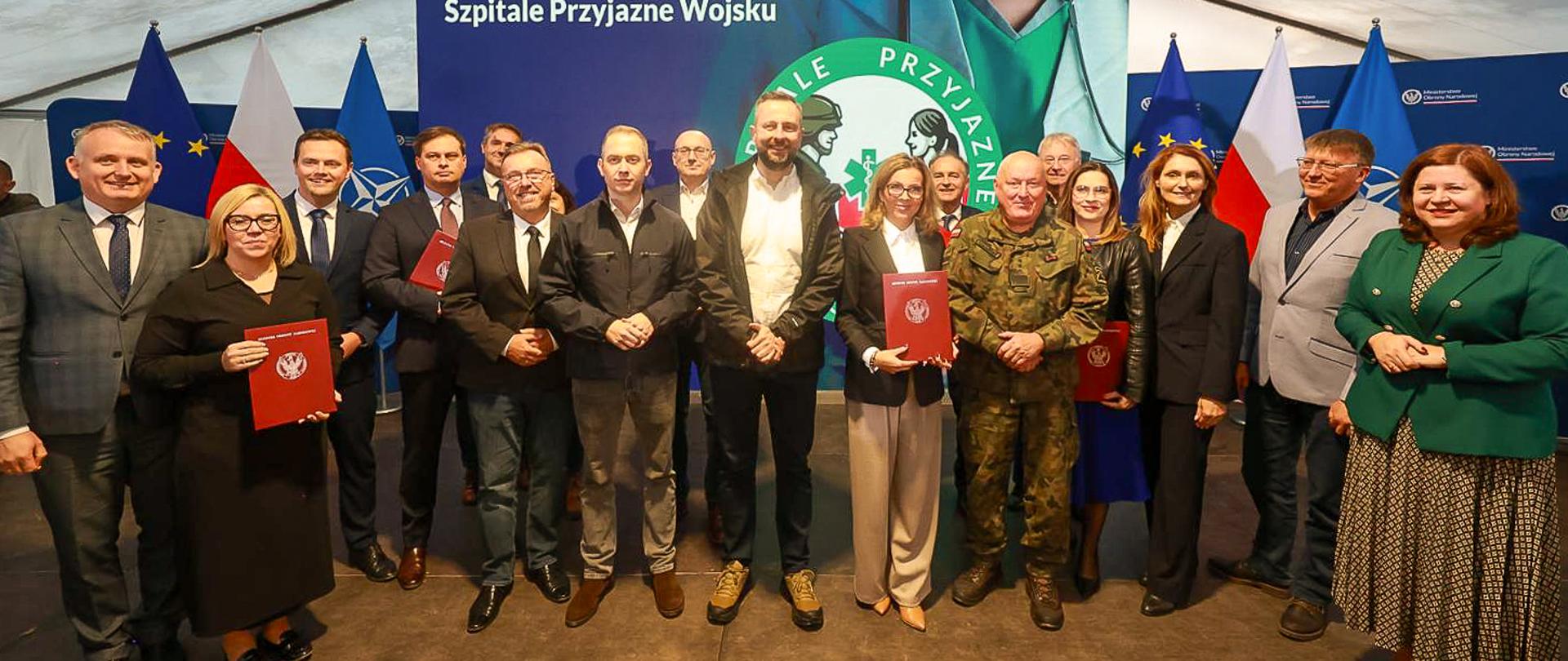 20 października 2025 r. na terenie Wojskowego Ośrodka Szkoleniowego Jeżewo (gmina Zgierz), Władysław Kosiniak-Kamysz wicepremier-minister obrony narodowej oraz Cezary Tomczyk sekretarz stanu w MON wzięli udział w konferencji „Szpitale przyjazne wojsku”. Po konferencji odbyły się ćwiczenia poligonowe z zakresu medycyny pola walki pn. „COMBAT EVAC SEQUENCE- Współdziałanie elementów ewakuacji medycznej - od zaistnienia urazu poprzez etapy ewakuacji medycznej” zorganizowane przez Wojskowe Centrum Kształcenia Medycznego z Łodzi. Fot. Krzysztof Niedziela/MON
