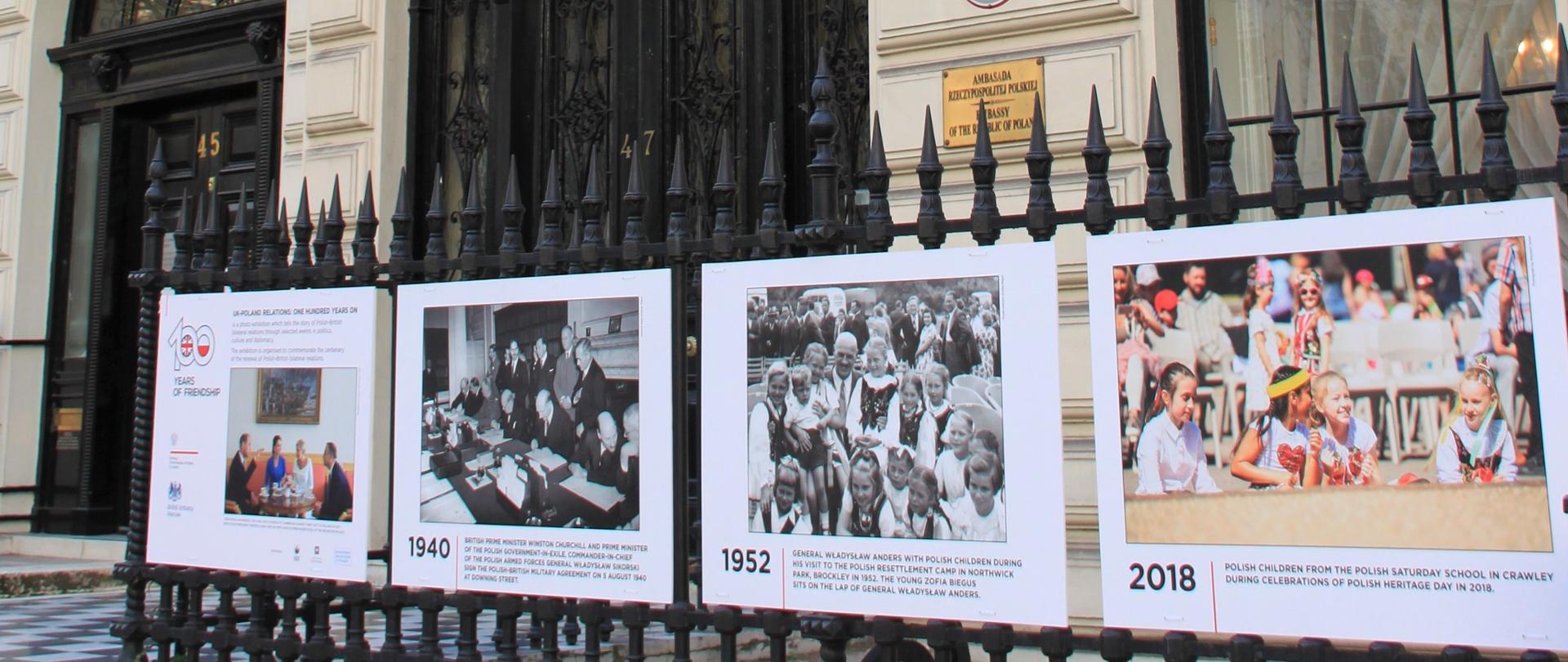 Wystawa fotograficzna „Stosunki polsko-brytyjskie: sto lat później”, która jeszcze do końca roku będzie prezentowana na ogrodzeniu siedziby ambasady przy 47 Portland Place w Londynie.